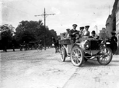 A 20 hp Panhard with driver and four passengers